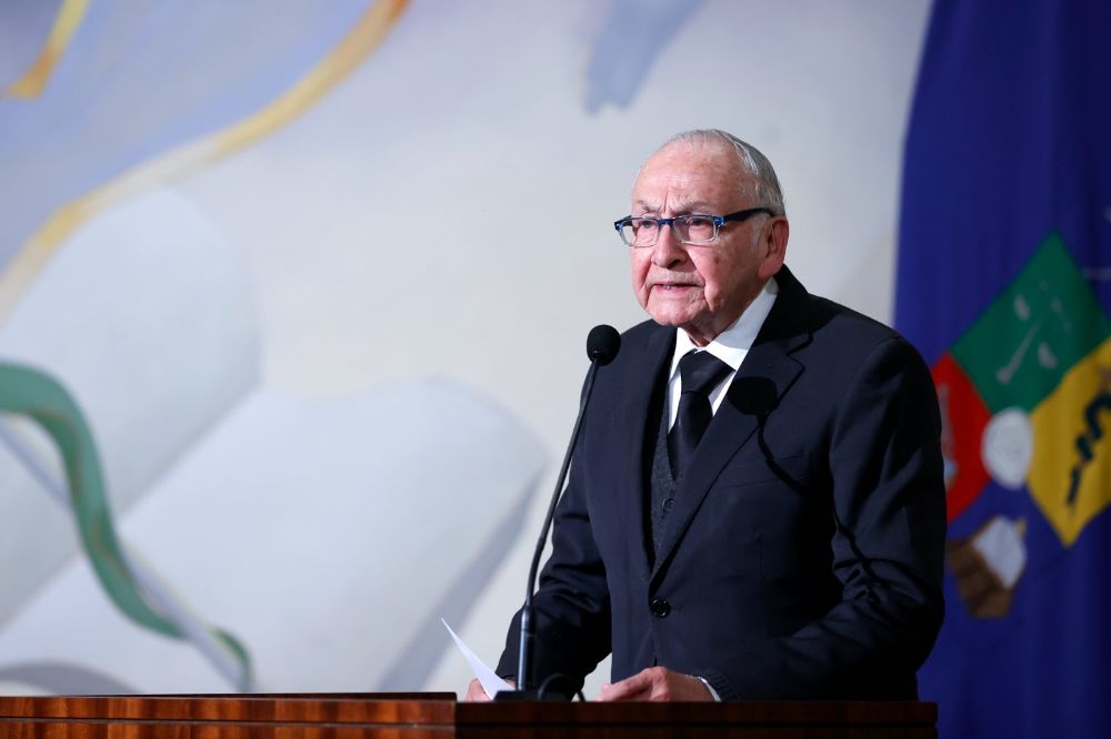 El ex director del Centro de Estudios Griegos, Bizantinos y Neohelénico de la Universidad de Chile, Miguel Castillo Didier, fue el encargado de presentar a la Presidenta de Grecia antes de su discurso.